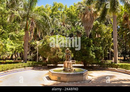 Parc municipal avec la fontaine Nimfa de la Caracola et les jardins botaniques, Paseo del Parque à Málaga en Espagne. Banque D'Images