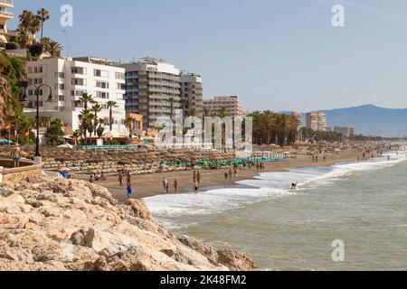 Vue sur la célèbre station méditerranéenne de Torremolinos en Espagne. Banque D'Images