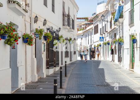 Les touristes se promènent dans les rues étroites du populaire village de montagne de Mijas, dans le sud de l'Espagne. Banque D'Images