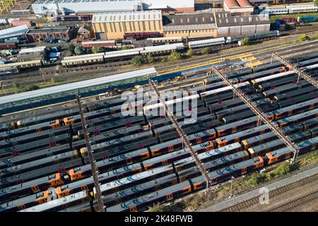 Tyseley, Birmingham, Royaume-Uni. 1 octobre 2022 - des trains de chemin de fer des West Midlands inutilisés et garés au dépôt d'entretien des trains de Tyseley à Birmingham pendant que les travailleurs ferroviaires participent à la poursuite des actions de grève. Photo par crédit : Scott cm/Alay Live News Banque D'Images