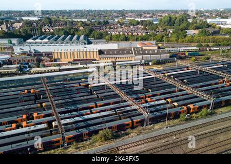 Tyseley, Birmingham, Royaume-Uni. 1 octobre 2022 - des trains de chemin de fer des West Midlands inutilisés et garés au dépôt d'entretien des trains de Tyseley à Birmingham pendant que les travailleurs ferroviaires participent à la poursuite des actions de grève. Photo par crédit : Scott cm/Alay Live News Banque D'Images