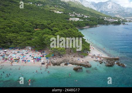 Punta Rata, Brela, Croatie. Vu de Drone. Banque D'Images