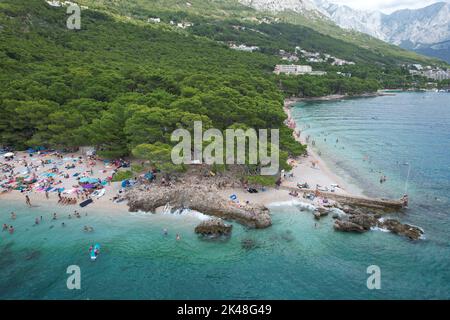 Punta Rata, Brela, Croatie. Vu de Drone. Banque D'Images