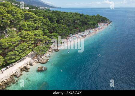 Punta Rata, Brela, Croatie. Vu de Drone. Banque D'Images