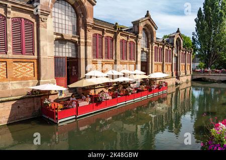 Restaurant Am Kanal an der Markthalle à Colmar, Elssass, Frankreich | Restaurant sur le canal au marché couvert de Colmar, Alsace, France Banque D'Images