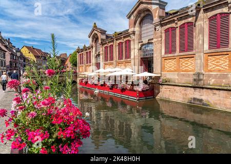 Restaurant Am Kanal an der Markthalle à Colmar, Elssass, Frankreich | Restaurant sur le canal au marché couvert de Colmar, Alsace, France Banque D'Images