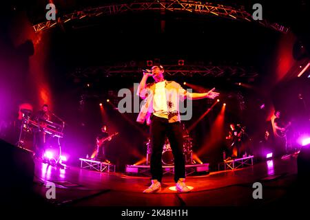 Le rappeur italien et chanteur-compositeur Guglielmo Bruno, connu professionnellement sous le nom de Willie Peyote, se produit en direct sur scène au Live Club, Trezzo Sull'Adda. (Photo de Mairo Cinquetti/SOPA Images/Sipa USA) crédit: SIPA USA/Alay Live News Banque D'Images