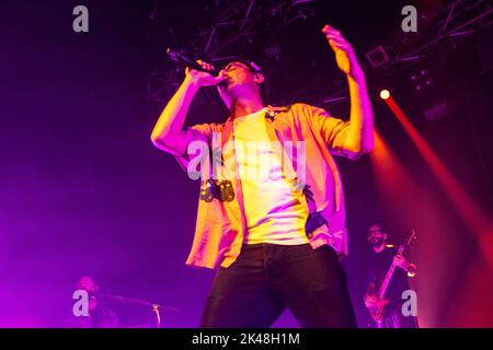 Le rappeur italien et chanteur-compositeur Guglielmo Bruno, connu professionnellement sous le nom de Willie Peyote, se produit en direct sur scène au Live Club, Trezzo Sull'Adda. (Photo de Mairo Cinquetti/SOPA Images/Sipa USA) crédit: SIPA USA/Alay Live News Banque D'Images