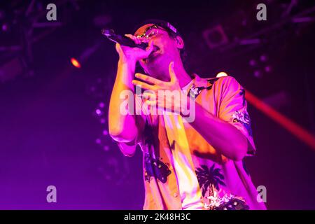 Le rappeur italien et chanteur-compositeur Guglielmo Bruno, connu professionnellement sous le nom de Willie Peyote, se produit en direct sur scène au Live Club, Trezzo Sull'Adda. (Photo de Mairo Cinquetti/SOPA Images/Sipa USA) crédit: SIPA USA/Alay Live News Banque D'Images