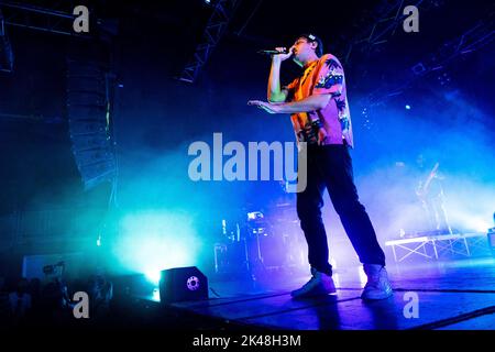 Le rappeur italien et chanteur-compositeur Guglielmo Bruno, connu professionnellement sous le nom de Willie Peyote, se produit en direct sur scène au Live Club, Trezzo Sull'Adda. (Photo de Mairo Cinquetti/SOPA Images/Sipa USA) crédit: SIPA USA/Alay Live News Banque D'Images