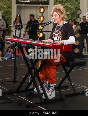 East Rutherford, États-Unis. 30th septembre 2022. EAST RUTHERFORD, BERGEN COUNTY, NEW JERSEY, États-Unis - SEPTEMBRE 30 : la chanteuse américaine Jax (Jackie Miskanic) se produit sur scène lors de l'événement de lancement iHeartRadio Z100 Jingle ball 2022 présenté par Capital One à American Dream on 30 septembre 2022 à East Rutherford, comté de Bergen, New Jersey, États-Unis. (Photo de Jordan Hinton/image Press Agency) Credit: Image Press Agency/Alay Live News Banque D'Images