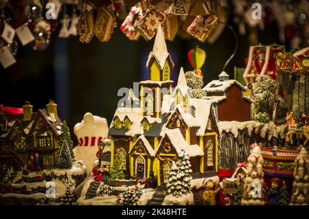 L'Avent Bazaar se compose de souvenirs de noël en verre, en bois et en céramique dans une boutique. Gros plan des décorations de fête pour arbre dans le marché de nuit de rue d'hiver Banque D'Images