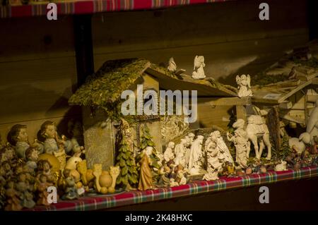 L'Avent Bazaar se compose de souvenirs de noël en verre, en bois et en céramique dans une boutique. Gros plan des décorations de fête pour arbre dans le marché de nuit de rue d'hiver Banque D'Images