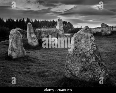 Arc sud de l'Aquhorthies de Pâques, cercle de pierres à position allongée, Aberdeenshire, Écosse, Royaume-Uni, montrant la pierre à position allongée horizontale et ses flancs droits Banque D'Images