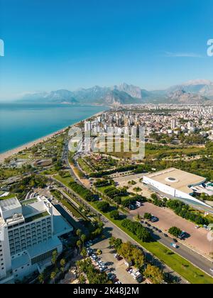 Photo de drone aérienne de la plage et des falaises de Antalya Konyaalti. Mise au point sélective Banque D'Images