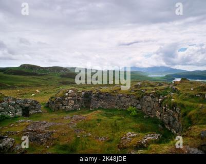 Dun Beag Iron Age broch, Struanmore, île de Skye, Écosse, Royaume-Uni, En regardant se de l'autre côté de l'intérieur jusqu'au passage d'entrée flanqué de cellules intramurales. Banque D'Images