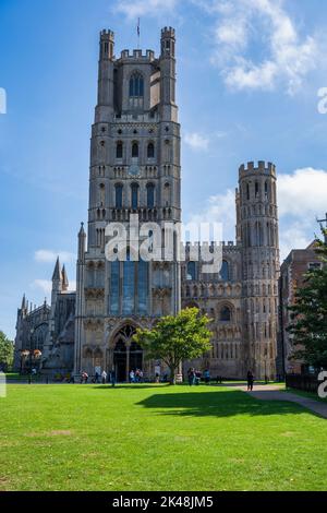 Élévation à l'ouest de la cathédrale d'Ely vue de la Cathédrale Green à Ely, Cambridgeshire, Angleterre, Royaume-Uni Banque D'Images