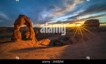 magnifique coucher de soleil à l'arche délicate, arches parc national, usa Banque D'Images