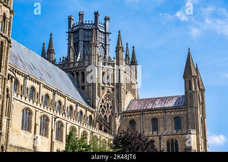 Tour octogonale centrale et élévation sud de la cathédrale d'Ely à Ely, Cambridgeshire, Angleterre, Royaume-Uni Banque D'Images