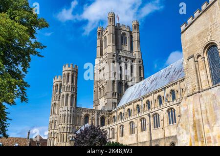 Tour ouest et élévation sud de la cathédrale d'Ely à Ely, Cambridgeshire, Angleterre, Royaume-Uni Banque D'Images