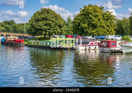 Bateaux amarrés sur la rivière Great Ouse à Ely, Cambridgeshire, Angleterre, Royaume-Uni Banque D'Images
