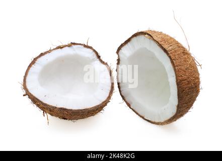 Noix de coco isolée. Moitié noix de coco sur fond blanc. Élément de conception alimentaire. Banque D'Images