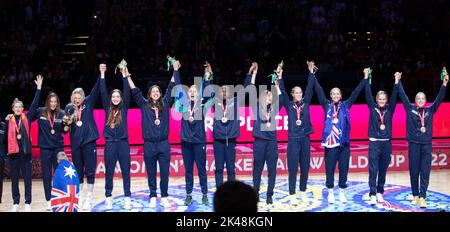 Sydney, Australie. 1st octobre 2022. Les membres de l'équipe Australie célèbrent la cérémonie de remise de la coupe du monde de basket-ball 2022 de la FIBA pour femmes à Sydney, en Australie, le 1 octobre 2022. Credit: Hu Jingchen/Xinhua/Alay Live News Banque D'Images