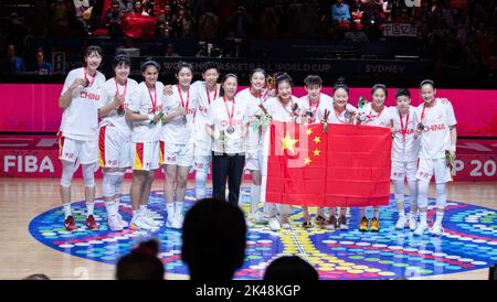 Sydney, Australie. 1st octobre 2022. Les membres de l'équipe Chine célèbrent la cérémonie de remise de la coupe du monde de basket-ball 2022 de la FIBA pour femmes à Sydney, en Australie, le 1 octobre 2022. Credit: Hu Jingchen/Xinhua/Alay Live News Banque D'Images
