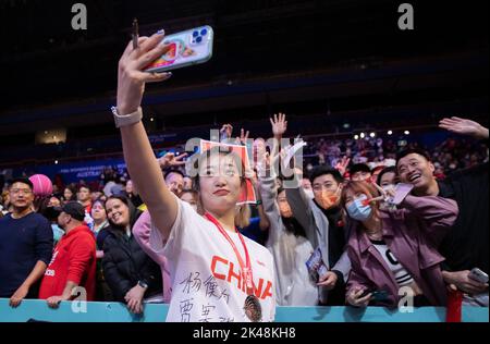 Sydney, Australie. 1st octobre 2022. Li Meng, de Chine, prend des selfies avec des fans après la finale de la coupe du monde de basket-ball FIBA pour Femme 2022 à Sydney, en Australie, le 1 octobre 2022. Credit: Hu Jingchen/Xinhua/Alay Live News Banque D'Images