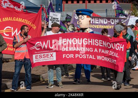 Southend on Sea, Essex, Royaume-Uni. 1st octobre 2022. Des manifestations ont lieu dans tout le pays pour mettre en évidence la crise du coût de la vie, le salaire des travailleurs et en solidarité avec ceux qui sont en grève. À Southend, les grévistes de la ligne de piquetage CWU à l'extérieur du bureau de tri de Short Street Royal Mail de la ville se sont joints aux grévistes de l'ASLEF et de la RMT avant de marcher pour rejoindre les manifestants de High Street. Il y a assez de bannière, avec le travailleur postal en costume de Postman Pat Banque D'Images