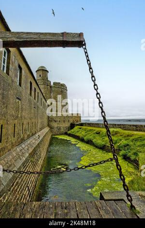 France - Normandie. Manche (50) les tours Vauban de Saint-Vaast-la-Hougue et Tatihou, observatoires côtiers. Ici, l'entrée avec un pont-levis à Banque D'Images