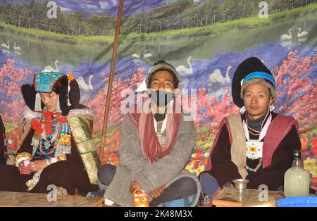 Padum, Zanskar, Kargil - District, Ladakh, Inde - 07 19 2022: Ladakhi Bride et Groom de la vallée de Zanskar avec leurs vêtements et bijoux traditionnels Banque D'Images