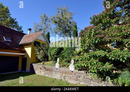 Autriche, maison d'hôtes nommée Maxltoni avec un petit sanctuaire en bord de route sur la colline dans le village de montagne Kitzeck im Sausal situé sur la route des vins de Styrie Banque D'Images