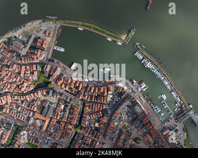 Volendam, pays-Bas. Vue d'ensemble de la ville traditionnelle hollandaise village de pêche bâtiments traditionnels et port. Attraction touristique ciel nuages Banque D'Images