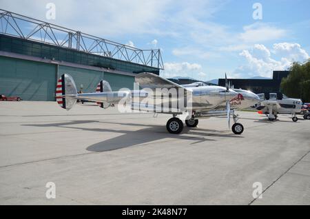 Zeltweg, Autriche - 03 septembre 2022 : spectacle aérien public en Styrie appelé Airpower 22, Lockheed P-38 Lightning et cheval de Troie nord-américain T288 tous deux anciens Banque D'Images