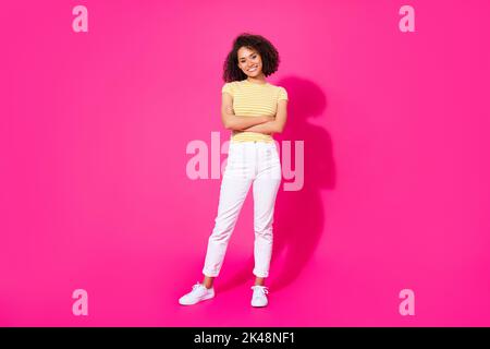 Photo de la taille du corps de la jeune jolie adorable femme porter ensemble élégant bras pliés positif isolé sur fond de couleur rose Banque D'Images