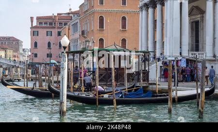 VENISE, ITALIE - OCTOBRE 12 : possibilité de louer des télécabines à Venise sur 12 octobre 2014. Personnes non identifiées. Banque D'Images