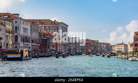 VENISE, ITALIE - OCTOBRE 12 : bâtiments colorés le long d'un canal à Venise sur 12 octobre 2014. Personnes non identifiées. Banque D'Images