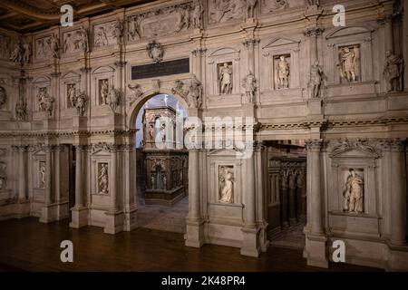 Vicenza, Italie - 13 août 2022: Teatro Olimpico ou Théâtre olympique intérieur par Andrea Palladio avec des Scaenae Frons de style romain Retour à l'écran sur le Stag Banque D'Images