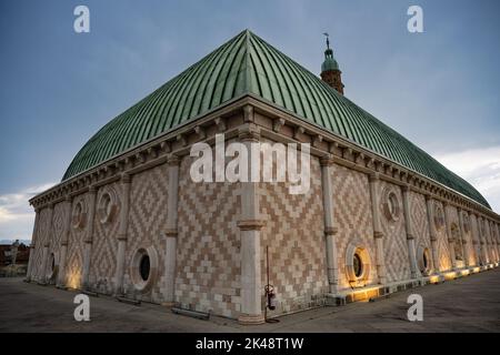 Basilica Palladiana toit à Vicenza, Italie dans la soirée à Dusk, également appelé Palazzo della Ragione, un bâtiment Renaissance par Andrea Palladio Banque D'Images