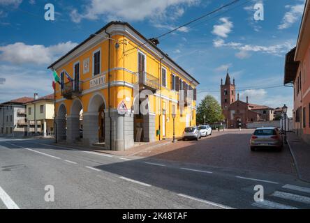 Murello, Cuneo, Piémont, Italie - 23 septembre 2022: L'hôtel de ville et en arrière-plan l'église San Giovanni Battista dans le style néo-gothique Banque D'Images