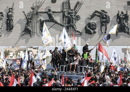 Bagdad, Irak. 01st octobre 2022. Des manifestants antigouvernementaux se réunissent sur la place Tahrir (libération) à Bagdad, lors d'une manifestation marquant le troisième anniversaire des manifestations antigouvernementales de 2019. Credit: Ameer Al-Mohammadawi/dpa/Alamy Live News Banque D'Images