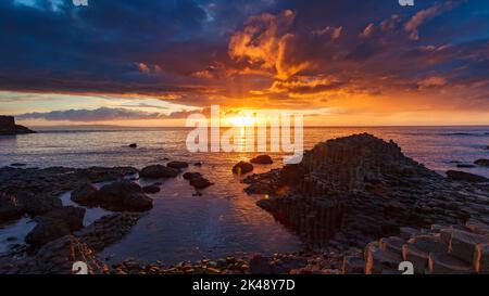 Coucher de soleil sur la mer à la chaussée de Gaint en Irlande Banque D'Images