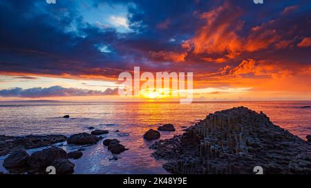 Coucher de soleil sur la mer à la chaussée de Gaint en Irlande Banque D'Images