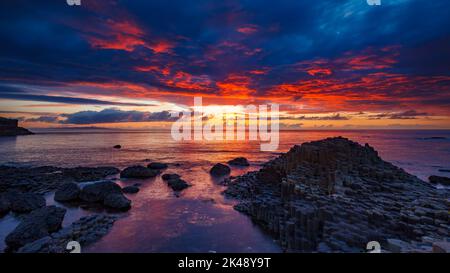 Coucher de soleil sur la mer à la chaussée de Gaint en Irlande Banque D'Images