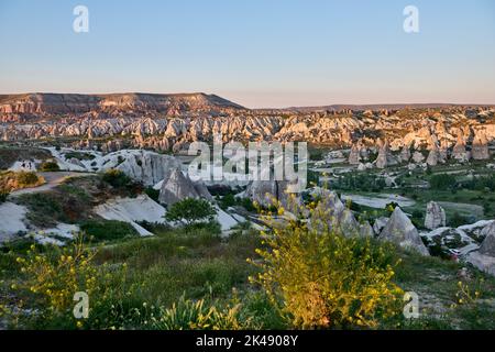 Vue depuis le point de lever du soleil de Göreme sur le paysage de Cappadoce, Anatolie, Turquie Banque D'Images