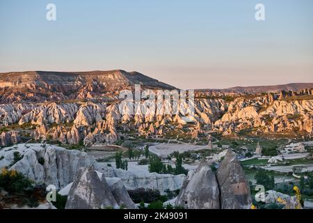 Vue depuis le point de lever du soleil de Göreme sur le paysage de Cappadoce, Anatolie, Turquie Banque D'Images