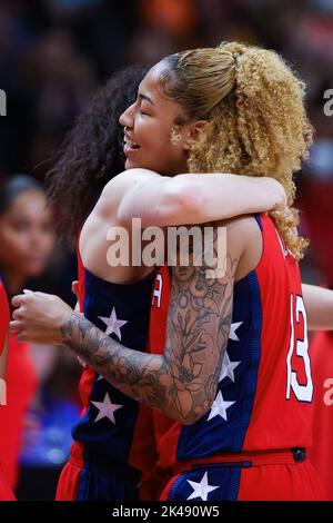 Sydney, Australie, 1 octobre 2022. Shakira Austin des États-Unis accueille Breanna Stewart des États-Unis après avoir remporté la coupe du monde lors de la finale de la coupe du monde de basket-ball des femmes FIBA entre les États-Unis et la Chine au Super Dome de Sydney sur 01 octobre 2022 à Sydney, en Australie. Credit: Pete Dovgan/Speed Media/Alay Live News Banque D'Images