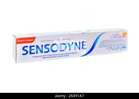 Huelva, Espagne - 1 octobre 2022: Dentifrice blanchissant Sensodyne, Sensodyne est une marque de dentifrice et de brosse à dents spécialisée dans l'hypersitiv dentaire Banque D'Images