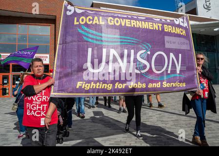 Southend on Sea, Essex, Royaume-Uni. 1st octobre 2022. Des manifestations ont lieu dans tout le pays pour mettre en évidence la crise du coût de la vie, le salaire des travailleurs et en solidarité avec ceux qui sont en grève. À Southend, les grévistes de la ligne de piquetage CWU à l'extérieur du bureau de tri de Short Street Royal Mail de la ville se sont joints aux grévistes de l'ASLEF et de la RMT avant de marcher pour rejoindre les manifestants de High Street. Bannière UNISON Banque D'Images